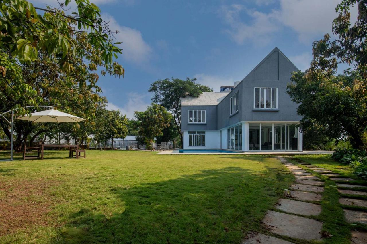 Twilight Grove By Stayvista - Pool- View Villa With Manicured Lawn, Contemporary Interiors & Home Theatre คาร์จัต ภายนอก รูปภาพ