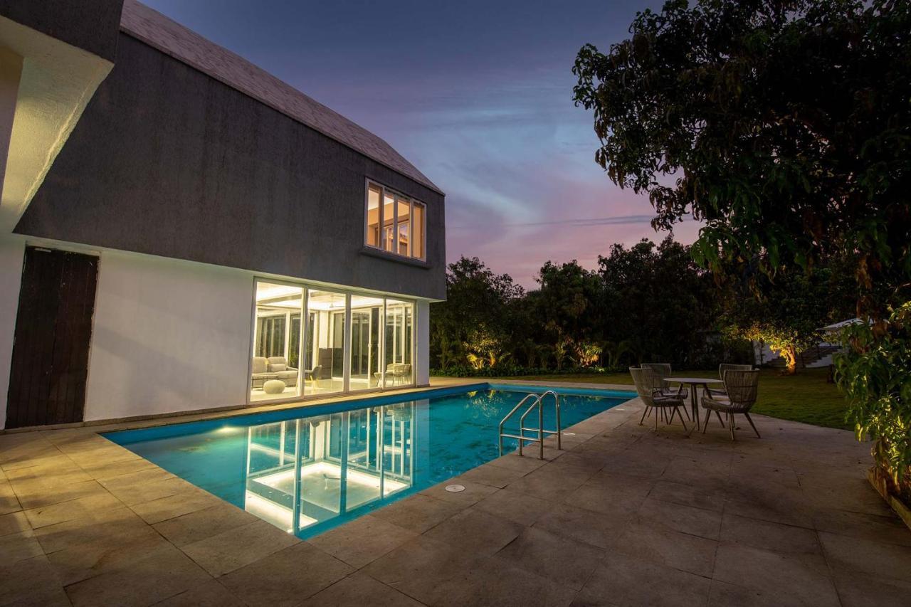 Twilight Grove By Stayvista - Pool- View Villa With Manicured Lawn, Contemporary Interiors & Home Theatre คาร์จัต ภายนอก รูปภาพ