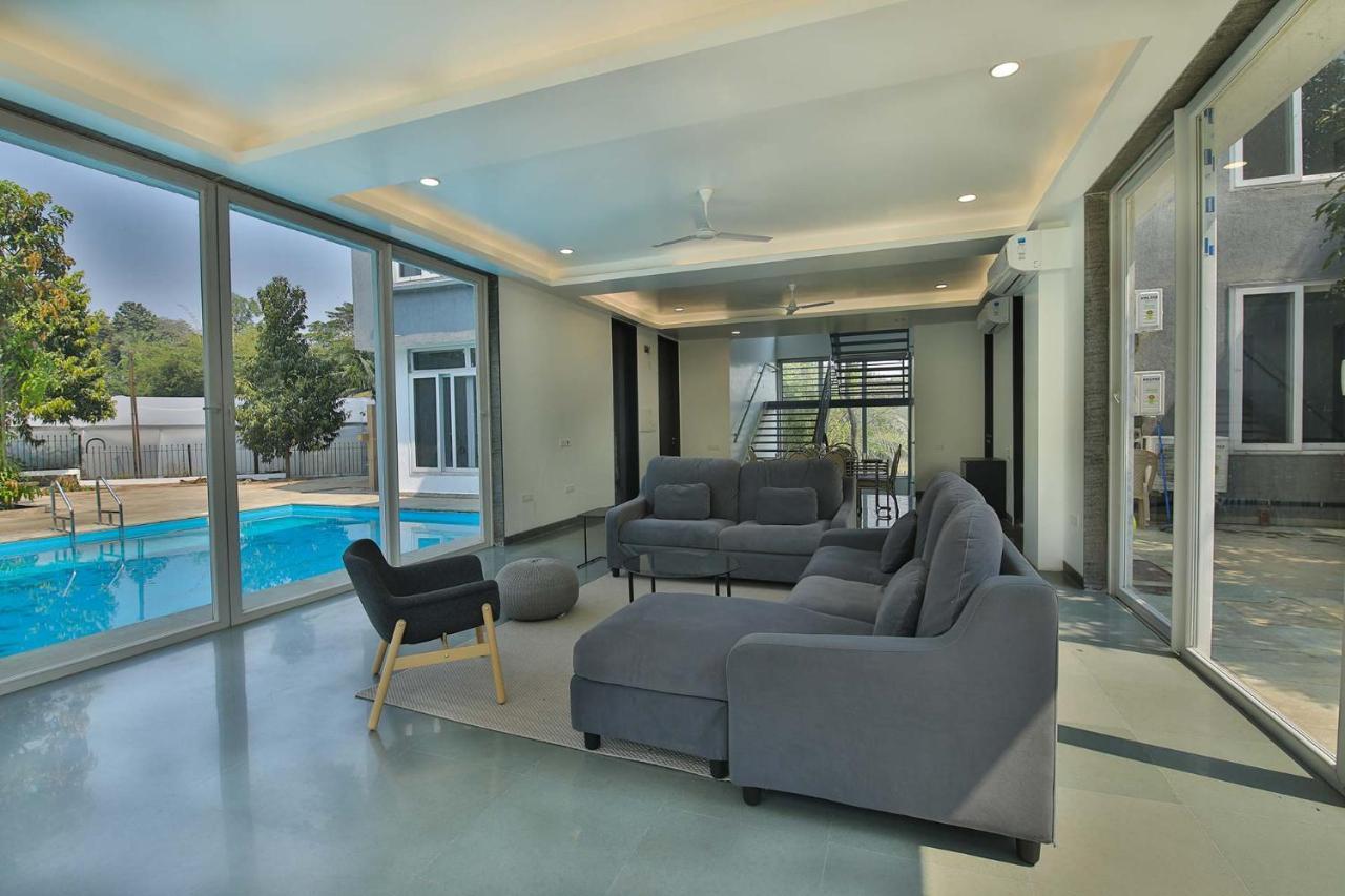 Twilight Grove By Stayvista - Pool- View Villa With Manicured Lawn, Contemporary Interiors & Home Theatre คาร์จัต ภายนอก รูปภาพ