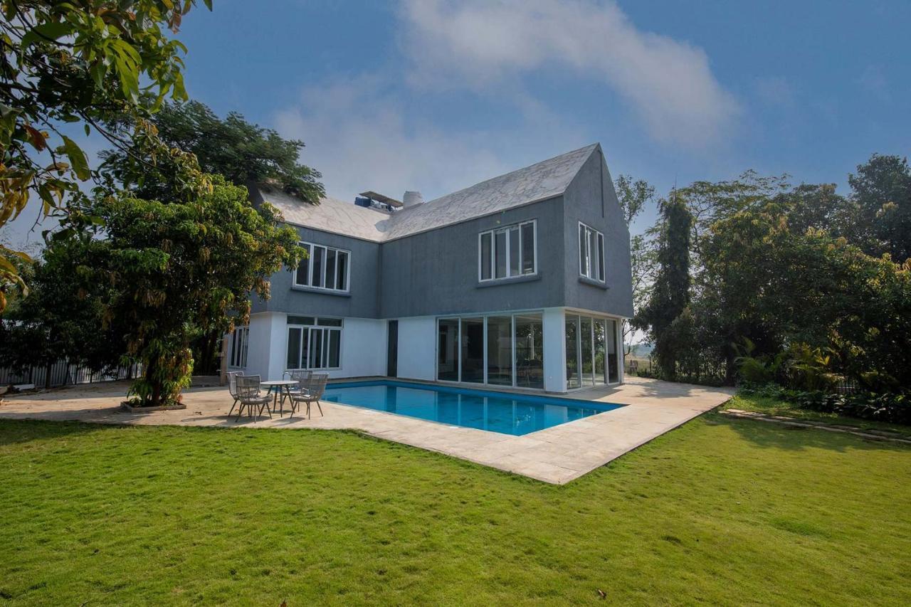 Twilight Grove By Stayvista - Pool- View Villa With Manicured Lawn, Contemporary Interiors & Home Theatre คาร์จัต ภายนอก รูปภาพ