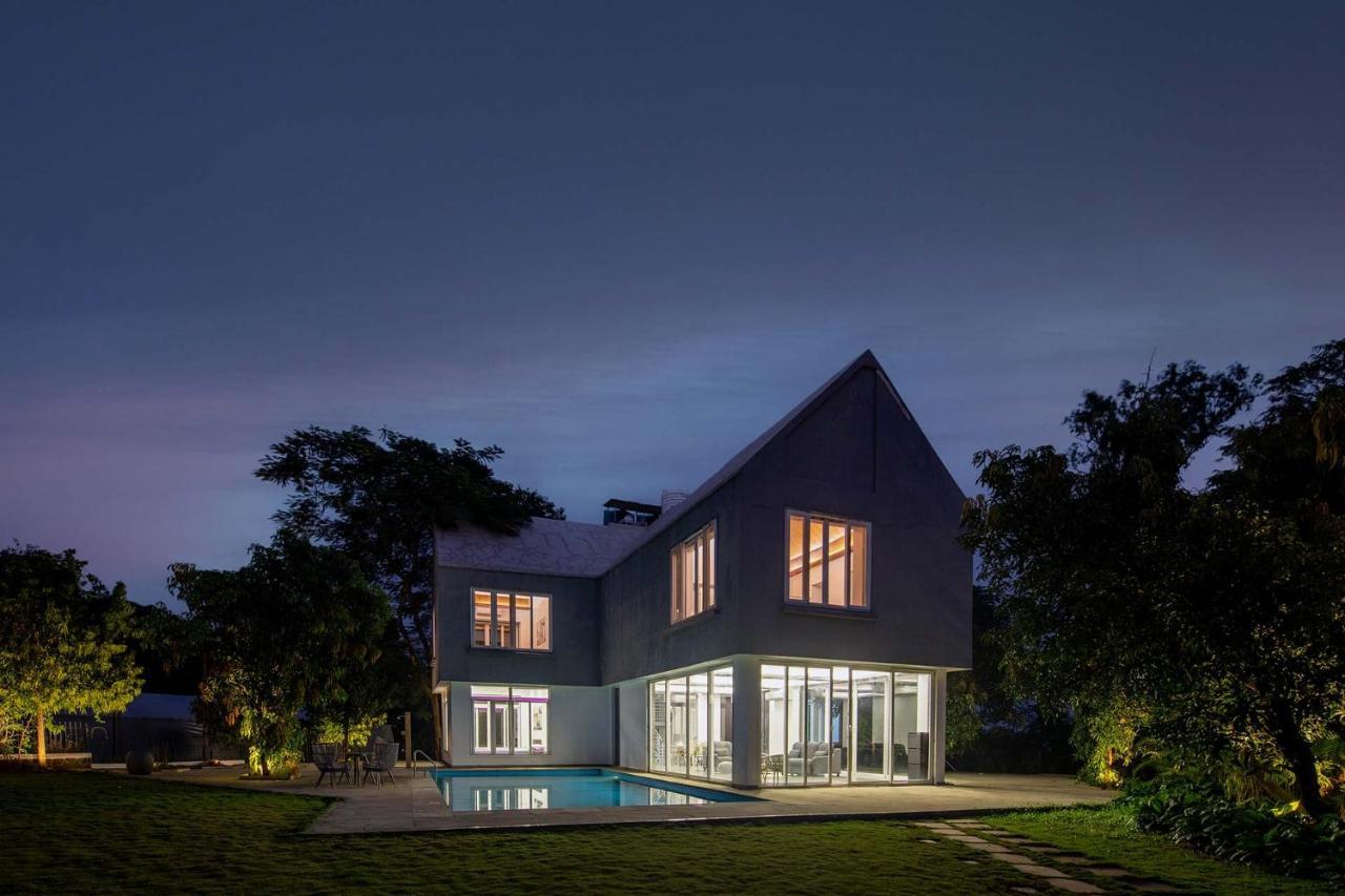 Twilight Grove By Stayvista - Pool- View Villa With Manicured Lawn, Contemporary Interiors & Home Theatre คาร์จัต ภายนอก รูปภาพ