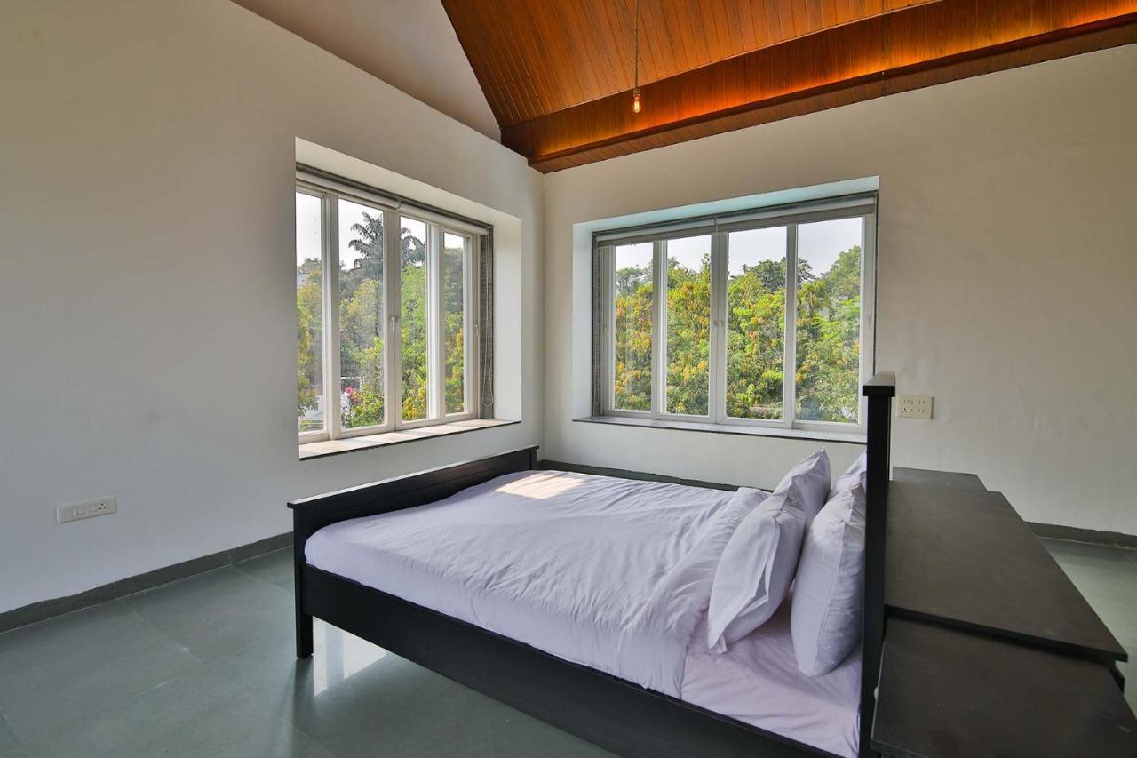 Twilight Grove By Stayvista - Pool- View Villa With Manicured Lawn, Contemporary Interiors & Home Theatre คาร์จัต ภายนอก รูปภาพ