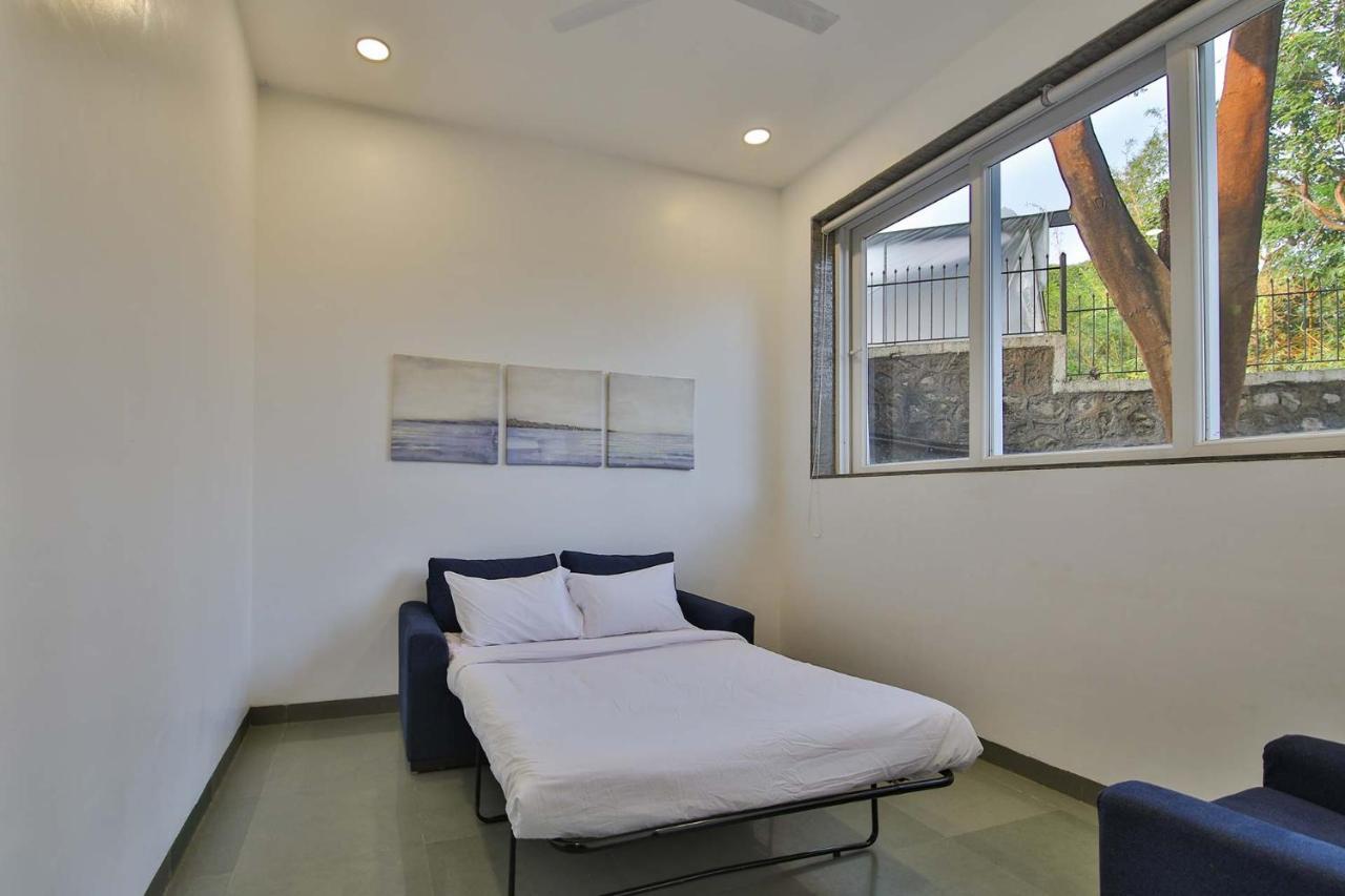 Twilight Grove By Stayvista - Pool- View Villa With Manicured Lawn, Contemporary Interiors & Home Theatre คาร์จัต ภายนอก รูปภาพ