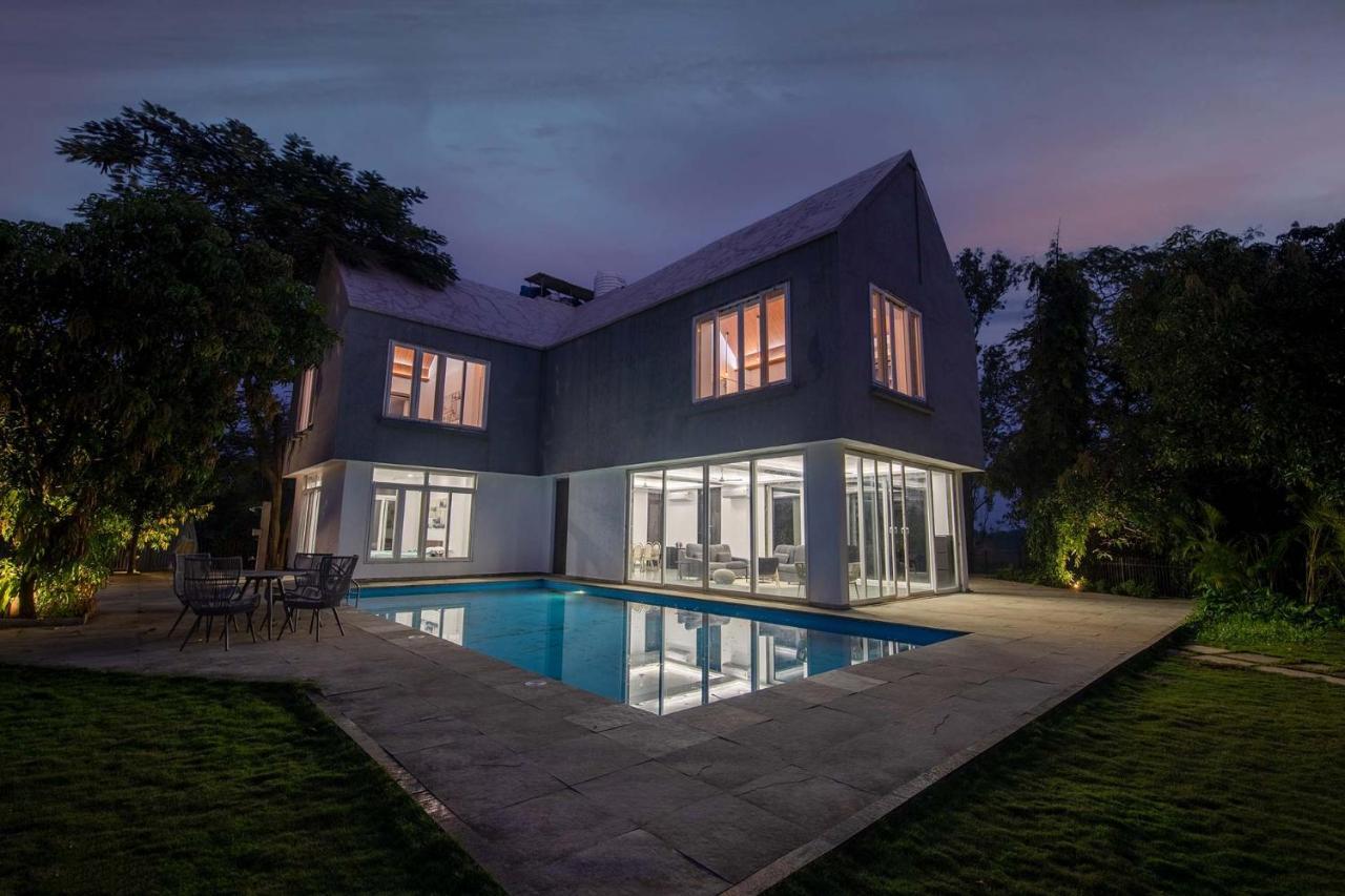 Twilight Grove By Stayvista - Pool- View Villa With Manicured Lawn, Contemporary Interiors & Home Theatre คาร์จัต ภายนอก รูปภาพ