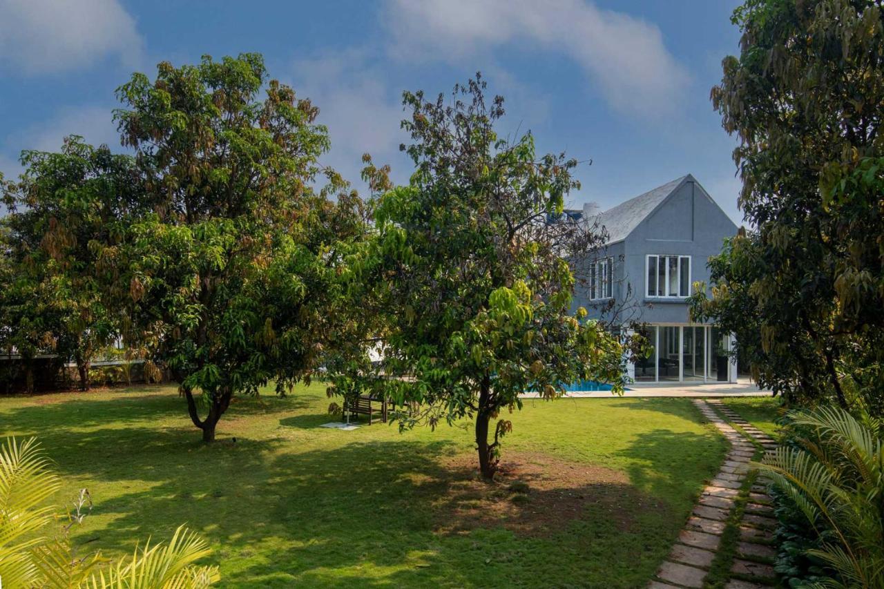 Twilight Grove By Stayvista - Pool- View Villa With Manicured Lawn, Contemporary Interiors & Home Theatre คาร์จัต ภายนอก รูปภาพ